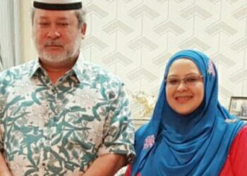 NURYAN Ahmad bergambar kenangan bersama Sultan Ibrahim Sultan Iskandar sewaktu menyantuni Baginda Sultan di Segamat, Johor.