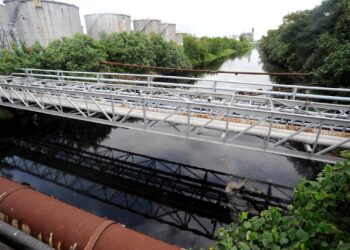 KEADAAN air Sungai Buluh yang hitam, kotor dan berbau antara empat sungai yang tercemar di Pasir Gudang.