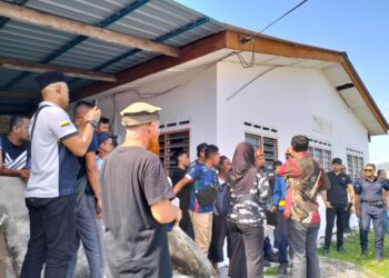 PENDUDUK membantah proses mengosongkan Surau Al-Karamah, Kampung Seri Keramat di Ipoh hari ini. - UTUSAN