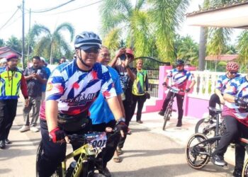 MUHAMMAD Sanusi Md. Nor ketika menyertai program berbasikal Perbadanan Kemajuan Negeri Kedah (PKNK) dan Menteri Besar (MB) Charity Ride di Merdeka Beach Resort, Sungai Petani, hari ini.