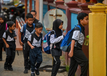 PIHAK sekolah perlu berupaya mengenal pasti murid yang berpotensi tercicir sejak peringkat awal. - UTUSAN/PUQTRA HAIRRY