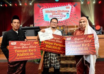 LUQMAN Ridhwan Mohamed Nor (tengah), Asliza Musa (kanan) dan Sayed Hesham Idris memenangi tiga kategori berasingan dalam Majlis Anugerah Media Perak di Ipoh. - UTUSAN/ZULFACHRI ZULKIFLI.