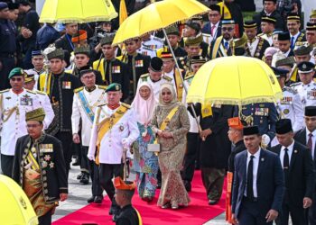 SULTAN Ibrahim Sultan Iskandar dan Raja Zarith Sofiah Sultan Idris Shah ketika berangkat ke Istiadat Pembukaan Mesyuarat Pertama Penggal Ketiga, Parlimen Ke-15 di Dewan Rakyat, semalam. Turut mengiringi Seri Paduka ialah Anwar Ibrahim. – JABATAN PENERANGAN MALAYSIA