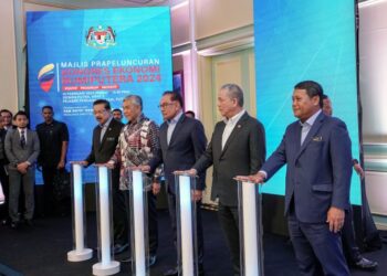 PERDANA Menteri, Datuk Seri Anwar Ibrahim dan Timbalan Perdana Menteri, Datuk Seri Ahmad Zahid Hamidi serta Datuk Seri Fadillah Yusof melakukan gimik peluncuran pada Majlis Prapeluncuran Kongres Ekonomi Bumiputera 2024 (KEB2024) di Bangunan Perdana Putra, Putrajaya, baru-baru ini. – UTUSAN/FAISOL MUSTAFA