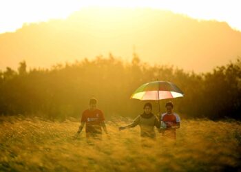 KAWASAN lalang kering dan kekuningan menjadi tarikan pengunjung menghabiskan masa lewat petang bermain sambil menikmati suasana matahari terbenam di Kampung Seriab, Kangar, Perlis.- UTUSAN/IZLIZAN OTHMAN