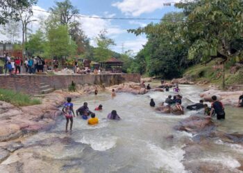 PENGUNJUNG berekreasi di Lubuk Timah di Simpang Pulai, dekat Ipoh sempena cuti Tahun Baharu Cina dan cuti sekolah. - UTUSAN/AIN SAFRE BIDIN