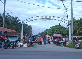 SUASANA di Pasar Jumaat yang wujud sejak awal 1960-an di Kampung Sungai Lesong di Kampar. - UTUSAN/MEGAT LUTFI MEGAT RAHIM