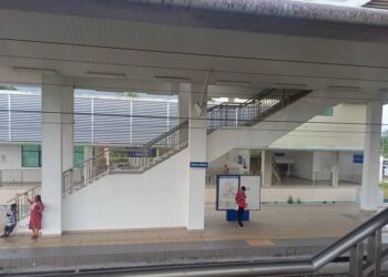 KEADAAN tangga yang tinggi untuk naik dan turun ke platform di Stesen KTM Padang Rengas yang menyusahkan pengguna. - UTUSAN/FADZIL ZAINOL