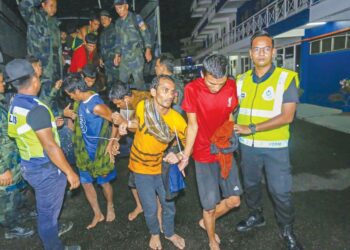 Sekumpulan PATI yang berjaya ditahan semula di Kampung Bermin, Tapah malam kelmarin  selepas melarikan diri dari Depot Imigresen Sementara Bidor. – UTUSAN/MEDIA SOSIAL