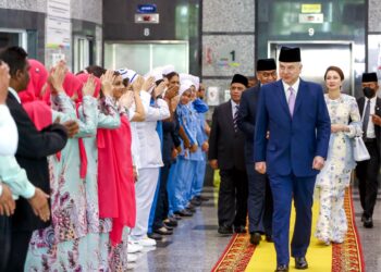 SULTAN Nazrin Muizzuddin Shah pada majlis perasmian Kompleks Wanita, Kanak-kanak dan Kardiologi Hospital Raja Permaisuri Bainun (HRPB) di Ipoh semalam. - UTUSAN/MUHAMAD NAZREEN SYAH MUSTHAFA