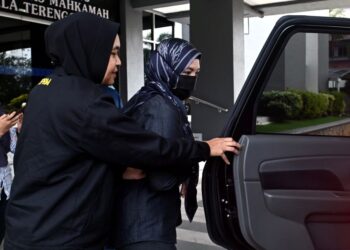 GURU besar (kanan) bersama pengurus dan penyelia syarikat dibawa keluar dari Kompleks Mahkamah Kuala Terengganu, semalam. - UTUSAN/PUQTRA HAIRRY ROSLI