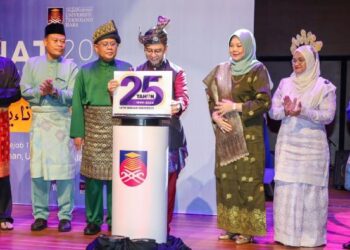 SHAHRIN Shahib@Sahibuddin ketika merasmikan logo sempena sambutan ulang tahun ke-25 UiTM di UiTM Shah Alam, Shah Alam, Selangor, hari ini. - UTUSAN/SADDAM YUSOFF