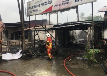 ANGGOTA Bomba sedang berusaha memadamkan kebakaran yang membabitkan tiga unit kedai di Kampung Biah, Perol, Kelantan. UTUSAN/ROSMIZAN RESDI.