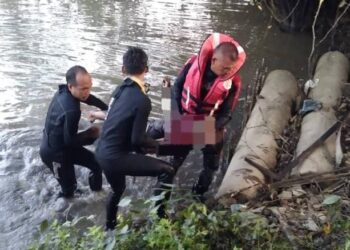 ANGGOTA Bomba membawa naik mayat mangsa ke darat selepas ditemukan lemas di kawasan jeti Pengkalan Petah, Bachok, Kelantan-IHSAN BOMBA.