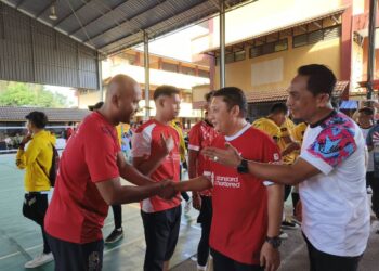 AHMAD Jazlan Yaakub (dua kanan) bersalam dengan bekas pemain sepak takraw yang menjayakan aksi persahabatan sempena Kejohanan Liga Sepak Takraw Piala Datuk Ahmad Jazlan di Machang, Kelantan hari ini-UTUSAN/YATIMIN ABDULLAH