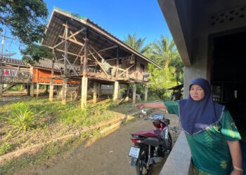 KAWASAN rumah di Kampung Pari, Sukhirin, Narathiwat yang rosak akibat bencana banjir yang melanda kawasan itu hujung Disember lalu. - UTUSAN/ AIMUNI TUAN LAH.