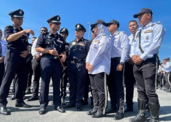 ZAIZUL Rizal Zakaria (dua dari kiri) beramah mesra dengan anggota polis di IP Pasir Puteh, Kelantan-UTUSAN/TOREK SULONG.