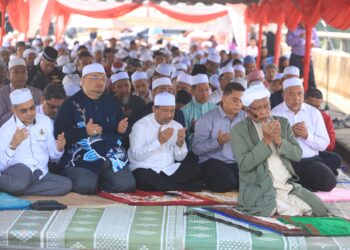 MOHD. Nassuruddin Daud (tiga kiri) mengaminkan doa selepas solat Hajat di Jambatan Tendong, Pasir Mas, Kelantan hari ini-UTUSAN/KAMARUL BISMI KAMARUZAMAN.