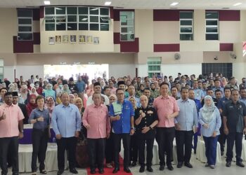 AMINUDDIN Harun bergambar bersama penjawat awam pada Majlis Perhimpunan Jabatan Daerah Tampin, di Dewan Perdana Tampin hari ini.-UTUSAN/NOR AINNA HAMZAH.