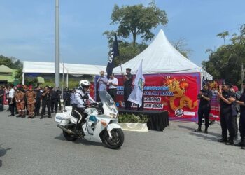 ABD. Khalid Othman ketika melancarkan Majlis Kempen Keselamatan Jalan Raya dan Advokasi Sempena Perayaan Tahun Baharu Cina 2024 di Plaza Tol Nilai di Seremban hari ini.-UTUSAN/NOR AINNA HAMZAH.