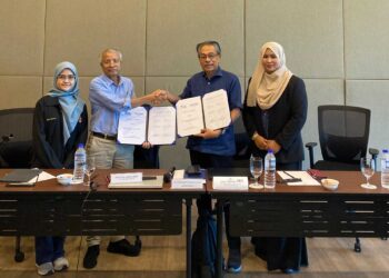 DR. Muhd Noor  (dua kanan bertukar tukar dokumen dengan    Nahrul Khair pada majlis menandatangaji MoU di Putrajaya hari ini.