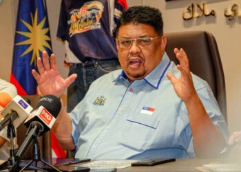 AB. RAUF Yusoh bercakap dalam sidang akhbar di Seri Negeri, Ayer Keroh, Melaka. - UTUSAN/SYAFEEQ AHMAD