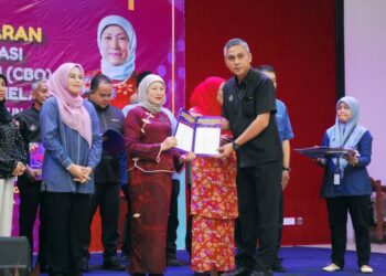 NANCY Shukri menyerahkan dokumen pada Program Pelancaran CBO di Kompleks Penyayang, Alor Gajah, Melaka. - UTUSAN/AMRAN MULUP