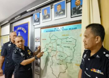 MOHD. Haki Hasbullah (dua kiri) menunjukan peta penugasan pihaknya semasa sidang sidang akhbar di Ibu Pejabat Polis Daerah (IPD) Tanah Merah, Kelantan.-UTUSAN/YATIMIN ABDULLAH.