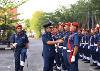 ZAINAL Madasin (kiri) melakukan pemeriksaan barisan sempena Pelancaran MBK Dan Kesiapsiagaan Ops Perayaan Tahun Baharu Cina 2024 di Ibu Pejabat Balai Bomba dan Penyelamat negeri di Tunjong, Kota Bharu, Kelantan hari ini-UTUSAN/KAMARUL BISMI KAMARUZAMAN.