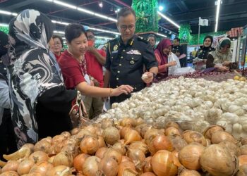 AZMAN Ismail (kanan) memeriksa keadaan bawang putih semasa melakukan tinjauan Skim Harga Maksimum Perayaan (SHMMP) Tahun Baharu Cina 2024 di sebuah pasar raya di Jelawat Bachok, Kelantan, hari ini. UTUSAN/TOREK SULONG.