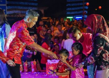 JALALUDDIN Alias ketika hadir pada Program Sambutan Tahun Baharu Cina Pertang di Kampung Baru Cina Pertang, Jelebu, malam semalam.-UTUSAN/NUR SHARIEZA ISMAIL.