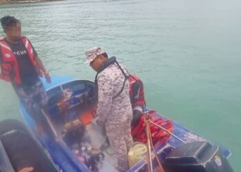 ANGGOTA Maritim Malaysia menahan sebuah bot penumpang di perairan Port Dickson selepas didapati melanggar syarat sah lesen.-GAMBAR/IHSAN MARITIM MALAYSIA.