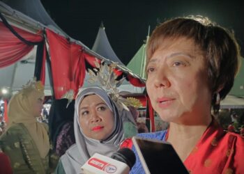 NICOLE Tan Lee Koon ketika ditemui pemberita pada Majlis Perasmian Program Malam Aspirasi Kebudayaan dan Kesenian Pesona Port Dickson, di Dataran Seri Kemang, Telok Kemang, Port Dickson malam semalam.-UTUSAN/NOR AINNA HAMZAH.