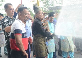 DR. Zaini Hussin (tiga dari kiri) memandikan kanak-kanak sebagai gimik perasmian Program Khatan Perdana di Hospital Tanah Merah, Kelantan hari ini. UTUSAN/MUSTAQIM MOHAMED