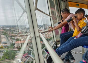 KEMASUKAN ke Menara Taming Sari, Banda Hilir, Melaka adalah percuma kepada warganegara Malaysia sempena Hari Pengisytiharan Kemerdekaan Persekutuan Tanah Melayu. - UTUSAN/SYAFEEQ AHMAD