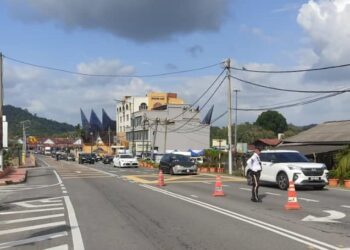 ANGGOTA polis trafik mengawal lalu lintas sempena Op Selamat 21 di Kuala Klawang, Jelebu, Negeri Sembilan.