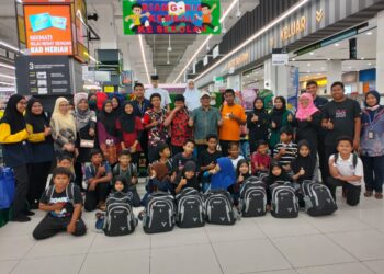 SEBAHAGIAN penerima bantuan 'Back To School' anjuran Yayasan Raja Shamri di Kota Bharu, Kelantan. -UTUSAN/ROHANA ISMAIL