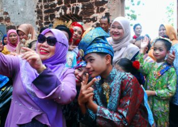 FADHLINA Sidek berswafoto bersama penari kebudayaan kanak-kanak sekolah ketika Program Warisan UNESCO di Bukit Melaka, Banda Hilir, Melaka. - UTUSAN/AMRAN MULUP