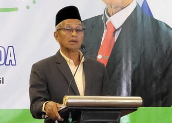 MUHAMMAD Husain ketika berucap pada Majlis Amanat Tahun Baharu Pengerusi KADA di Ibu Pejabat KADA, Kota Bharu, Kelantan hari ini. UTUSAN/MUSTAQIM MOHAMED.