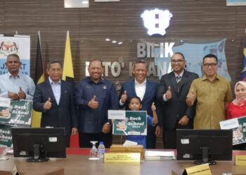 AMINUDDIN Harun (lima dari kanan) bergambar bersama sebahagian penerima program Ziarah Kasih Madani dan Back to School Madani 2024 selepas Pasca Mesyuarat Tindakan Pembangunan Negeri Bilangan 1, Tahun 2024, di Seremban hari ini.-UTUSAN/NUR SHARIEZA ISMAIL.