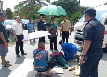 LOKASI kejadian nahas sebuah motosikal dengan sebuah van klinik pergigian di Kilometer 37.8 Jalan Seremban-Tampin, dekat pekan Kota, Rembau petang tadi.-UTUSAN/NOR AINNA HAMZAH.