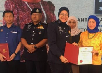 NANCY Shukri (kanan) menyampaikan sijil kepada rakan strategik PSSS pada Majlis Perasmian PSSS Transit Yayasan Kebajikan Negara (YKN) di Perumahan Kastam Rantau Panjang, Kelantan. UTUSAN/ROSMIZAN RESDI