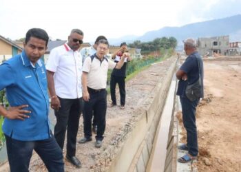 J. ARUL Kumar (dua dari kiri) dan Mohamad Hanifah (kiri) meninjau satu pembangunan projek perumahan di Labu, Seremban susulan kejadian limpahan air ke kawasan perumahan terletak bersebelahan.