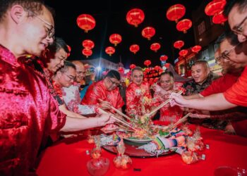 YANG Dipertua Negeri, Tun Mohd. Ali Mohd. Rustam bersama Ab. Rauf Yusoh menggaul yee sang pada Majlis Sambutan Rumah Terbuka Tahun Baharu Cina Peringkat Negeri di Jonker Walk, Banda Hilir, Melaka. - UTUSAN/AMRAN MULUP