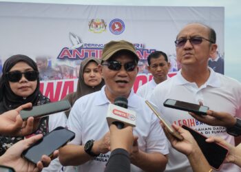 SUTEKNO Ahmad Belon mengadakan sidang akhbar selepas Program Jelajah Mesra Perdana sempena Hari Anti Dadah 2024 di Pantai Puteri, Melaka. - UTUSAN/AMRAN MULUP