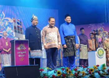 AHMAD Fahmi Ahmad Sarkawi (kanan) semasa hadir ke majlis Perasmian Sambutan 'Melayu Day' Kali Kesembilan di Yala, Thailand semalam.-UTUSAN/YATIMIN ABDULLAH.