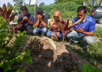 ZARUL Fitri Muhd Zamrie dan ahli keluarganya menziarahi kubur Muhammad Zaharif di Tanah Perkuburan Islam Kampung Kepayang Fair Park, Ipoh hari ini. - UTUSAN/MUHAMAD NAZREEN SYAH MUSTHAFA