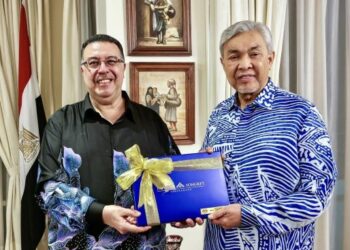 AHMAD Zahid Hamidi menyerahkan cenderamata kepada Ragai Tawfik Said Nasar di kediaman Duta Besar Mesir ke Malaysia semalam.