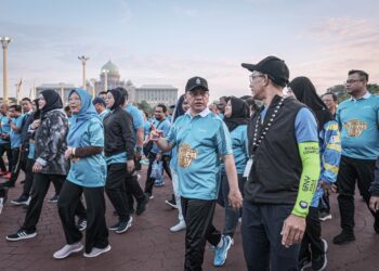 ZALIHA Mustafa ketika menyertai Program Berjalan Sihat@Putrajaya di Dataran Putrajaya. - UTUSAN/FAIZ ALIF ZUBIR