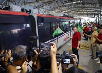 ANTHONY Loke Siew Fook melakukan “flag off” pembukaan semula laluan Transit Aliran Ringan (LRT) antara Stesen Masjid Jamek dan Stesen Bandaraya. Foto : Saddam Yusoff